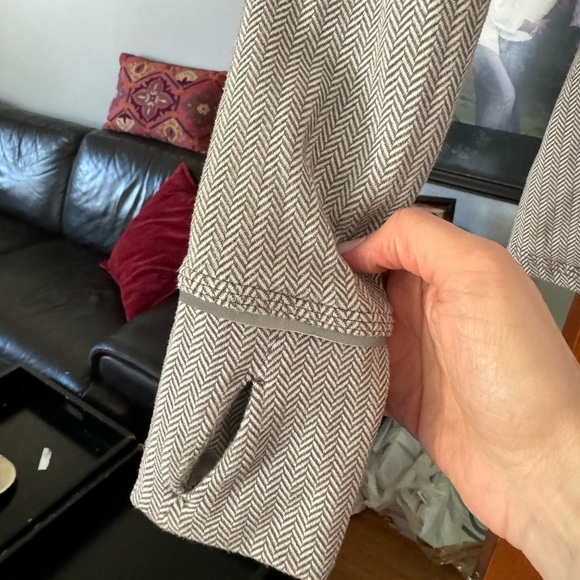 Lululemon long sleeve top, worn just a few times great condition - Picture 6 of 6